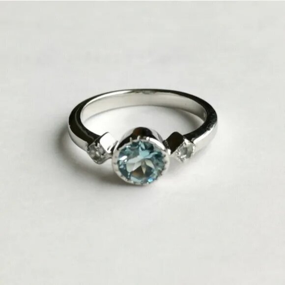 THREE stone sky blue topaz ring sterling silver size 6 - Picture 6 of 6